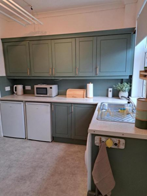 3 bedroom with private parking - close to Glasgow airport & city centre